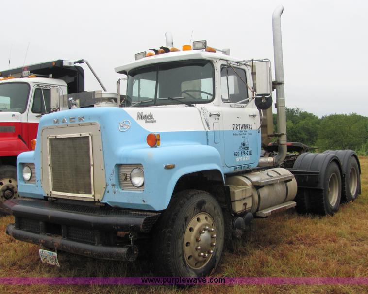 image for item 4864 1985 Mack RS688LST semi truck