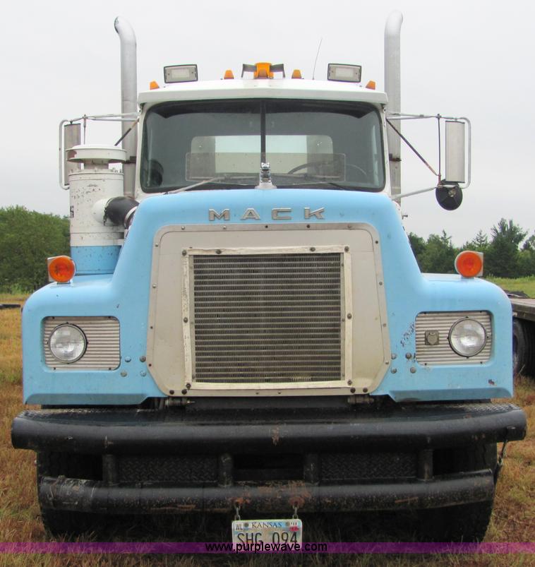 image for item 4864 1985 Mack RS688LST semi truck