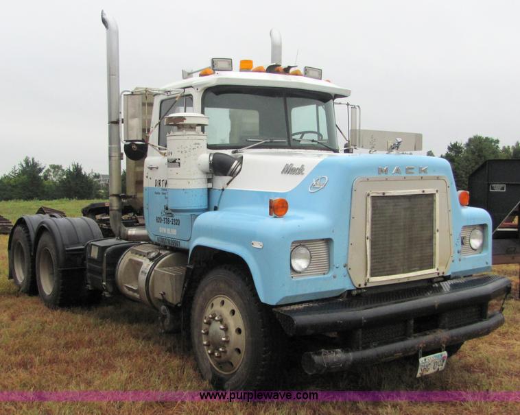 image for item 4864 1985 Mack RS688LST semi truck
