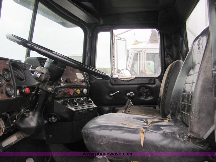 image for item 4864 1985 Mack RS688LST semi truck