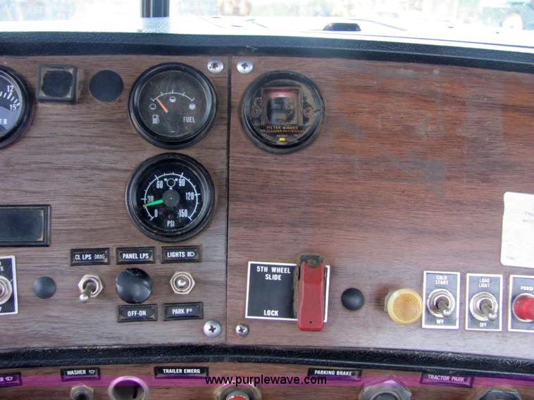 image for item 4864 1985 Mack RS688LST semi truck