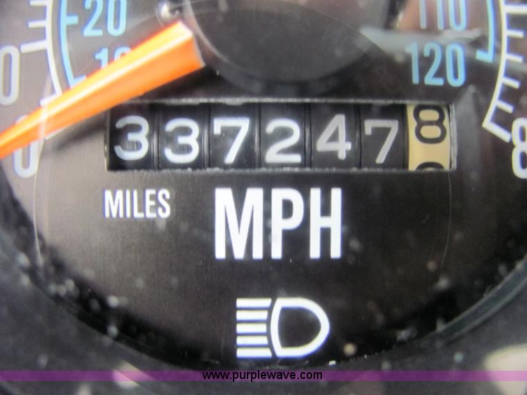 image for item 4864 1985 Mack RS688LST semi truck