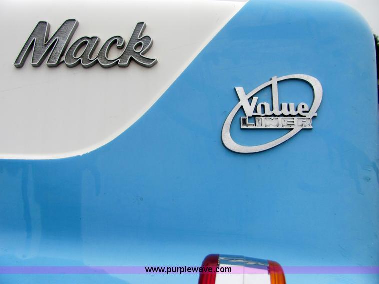 image for item 4864 1985 Mack RS688LST semi truck