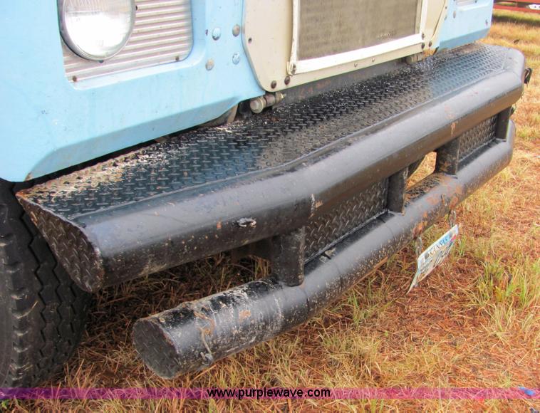 image for item 4864 1985 Mack RS688LST semi truck