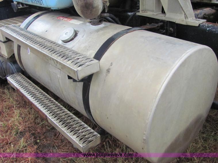 image for item 4864 1985 Mack RS688LST semi truck