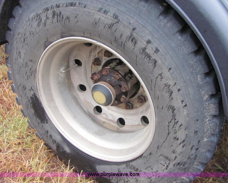 image for item 4864 1985 Mack RS688LST semi truck