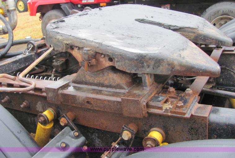 image for item 4864 1985 Mack RS688LST semi truck