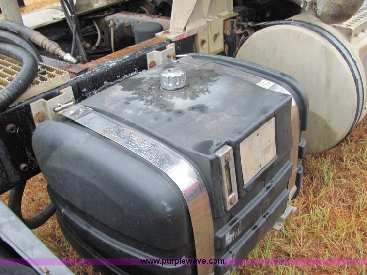 image for item 4864 1985 Mack RS688LST semi truck