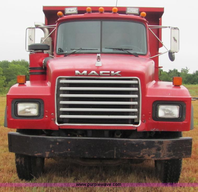 image for item 4867 1994 Mack RD688S dump truck