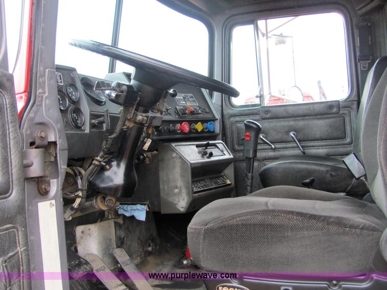 image for item 4867 1994 Mack RD688S dump truck