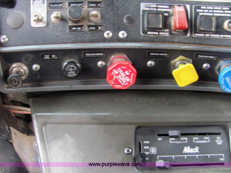 image for item 4867 1994 Mack RD688S dump truck