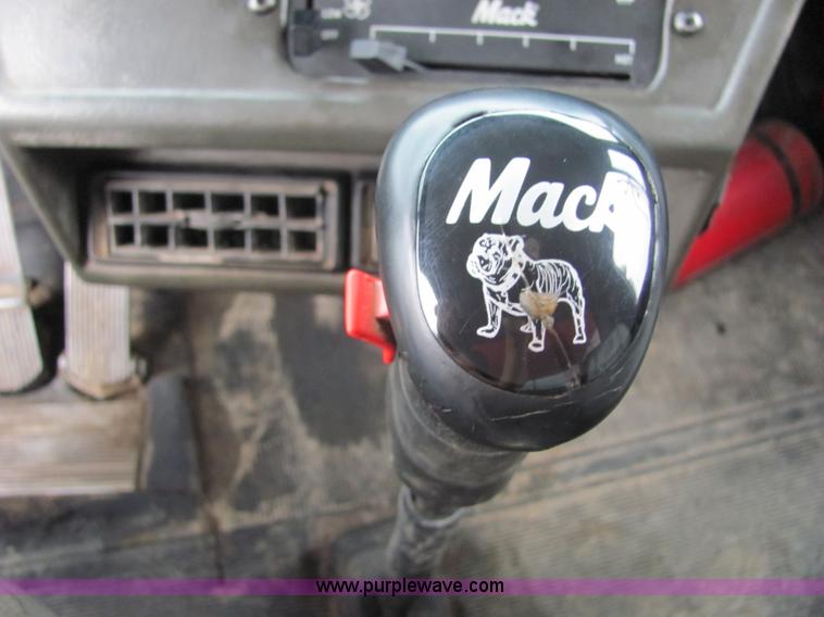 image for item 4867 1994 Mack RD688S dump truck