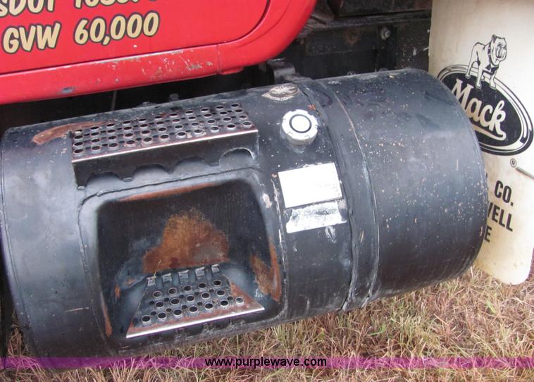 image for item 4867 1994 Mack RD688S dump truck