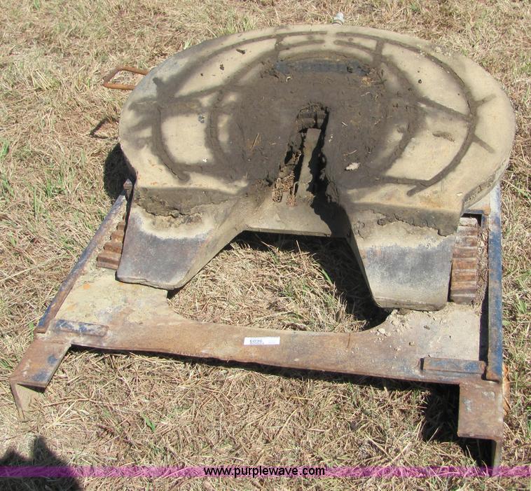 (2) king pin hitches in Fredonia, KS Item 6096 sold Purple Wave