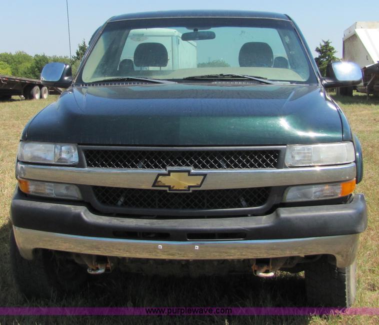 image for item 9899 2001 Chevrolet 2500 pickup truck