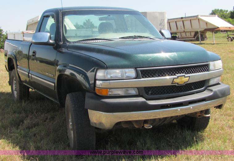 image for item 9899 2001 Chevrolet 2500 pickup truck