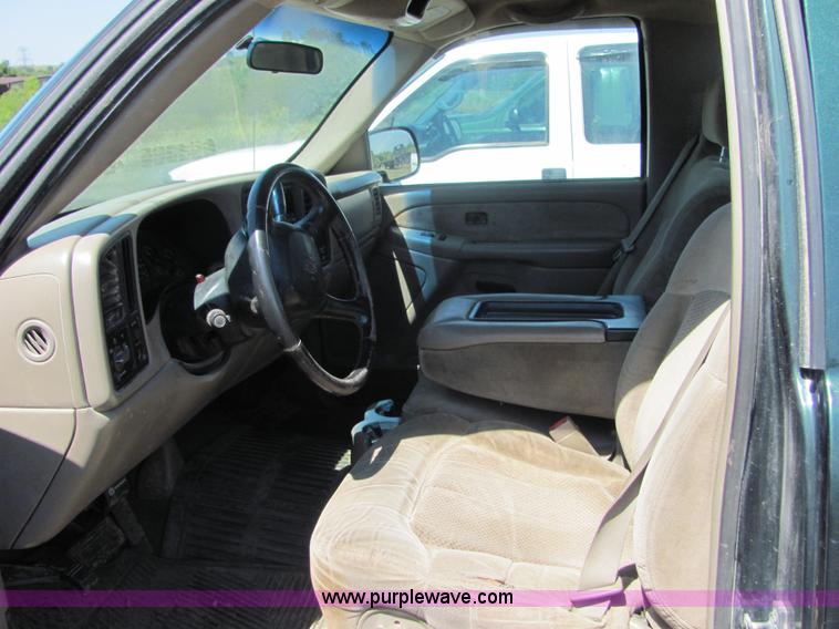 image for item 9899 2001 Chevrolet 2500 pickup truck