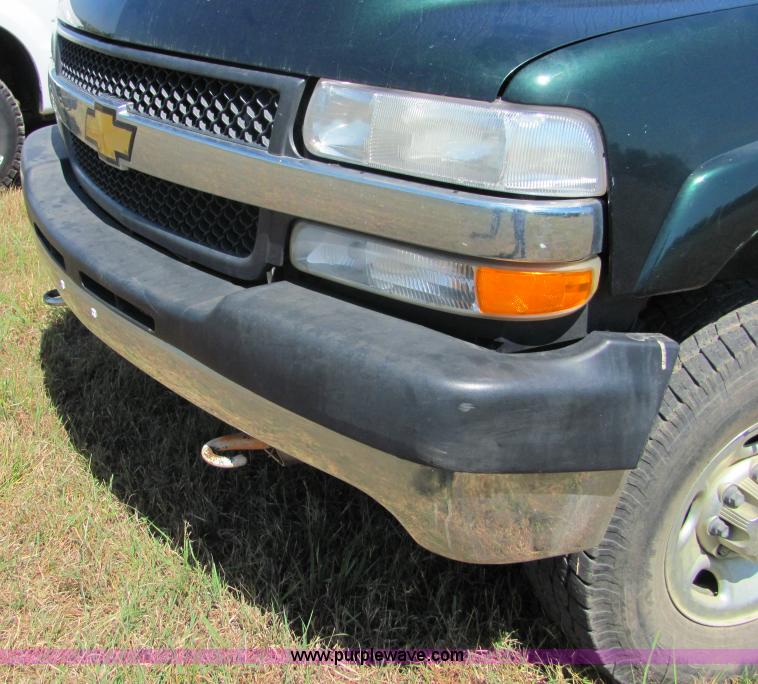 image for item 9899 2001 Chevrolet 2500 pickup truck