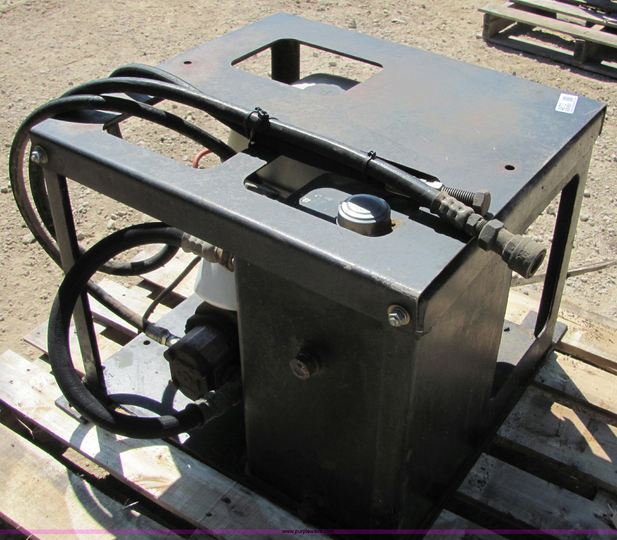 Lowboy hydraulic power unit in Fredonia, KS Item 9873 sold Purple Wave