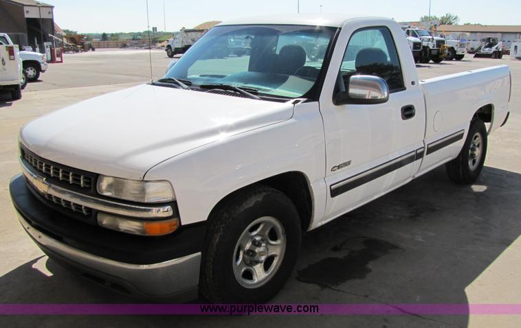 image for item 4646 2001 Chevrolet C1500 Silverado pickup truck