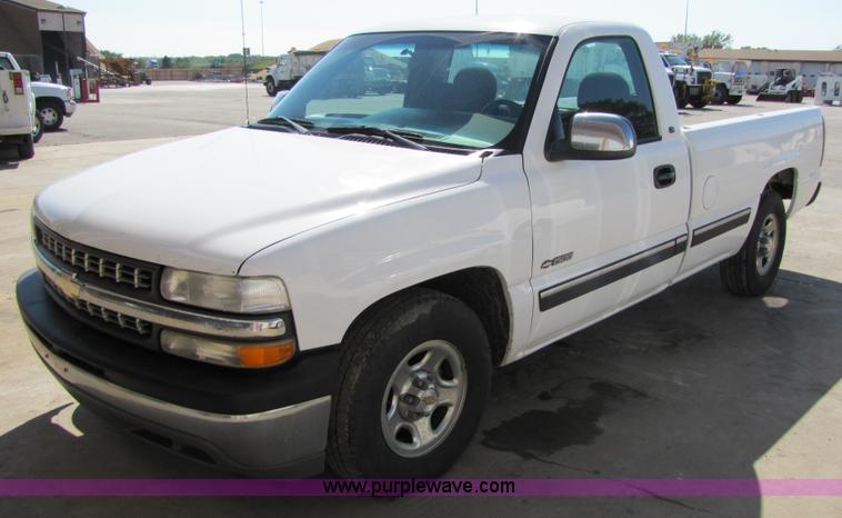 image for item 4646 2001 Chevrolet C1500 Silverado pickup truck