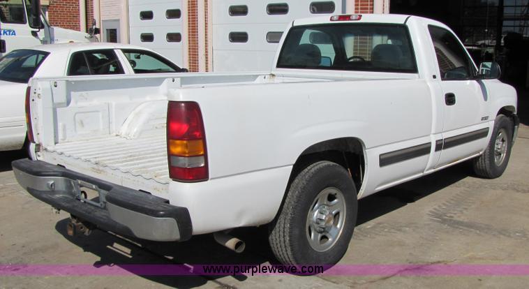 image for item 4646 2001 Chevrolet C1500 Silverado pickup truck