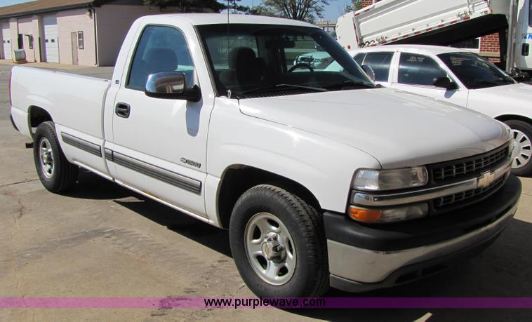 image for item 4646 2001 Chevrolet C1500 Silverado pickup truck