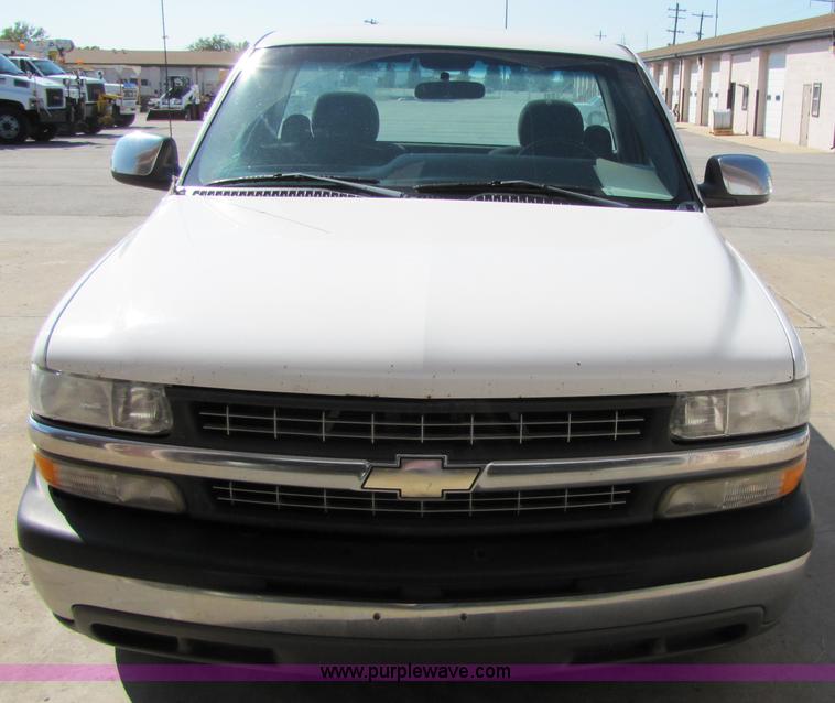 image for item 4646 2001 Chevrolet C1500 Silverado pickup truck
