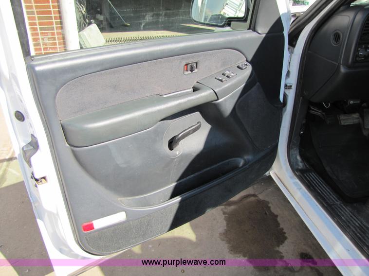 image for item 4646 2001 Chevrolet C1500 Silverado pickup truck