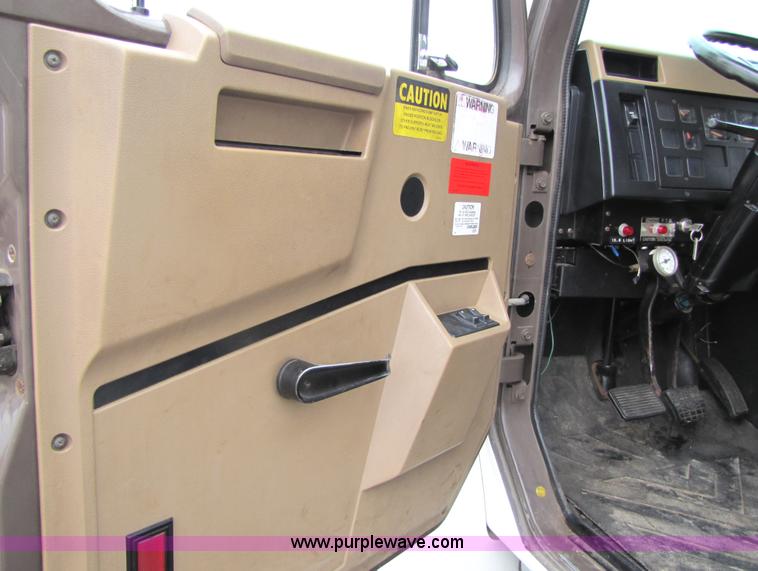 image for item 5227 1991 International Series 4900 dump truck