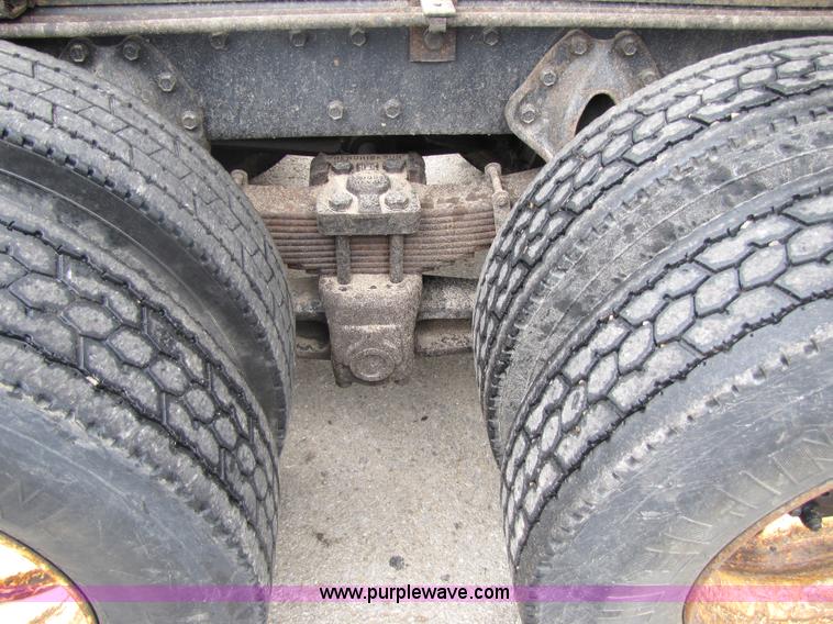 image for item 5227 1991 International Series 4900 dump truck