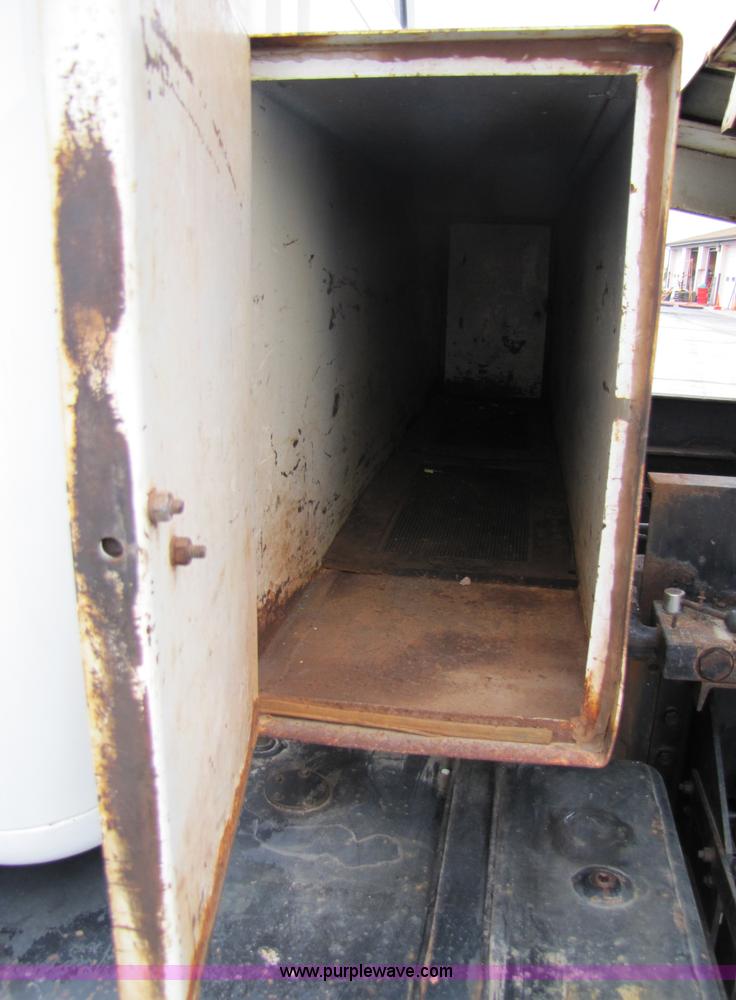 image for item 5227 1991 International Series 4900 dump truck