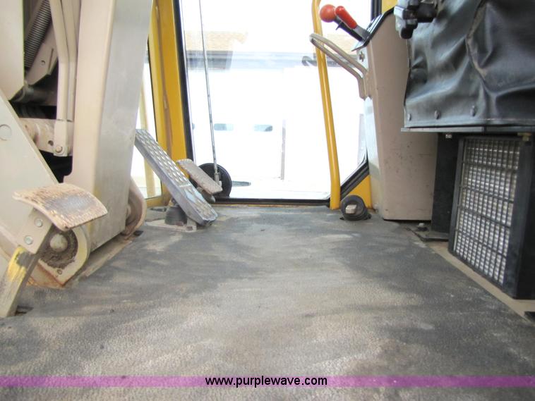 image for item 5230 1999 John Deere 772CH motor grader