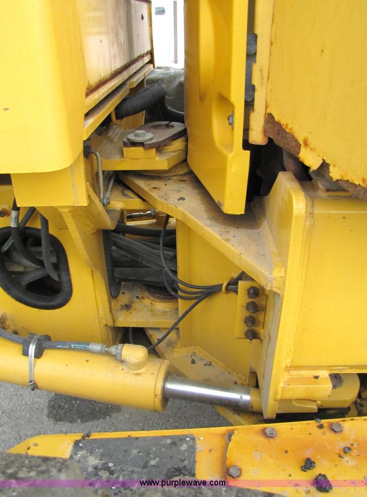 image for item 5230 1999 John Deere 772CH motor grader