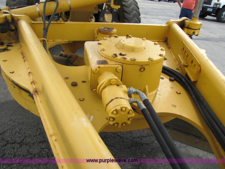 image for item 5230 1999 John Deere 772CH motor grader