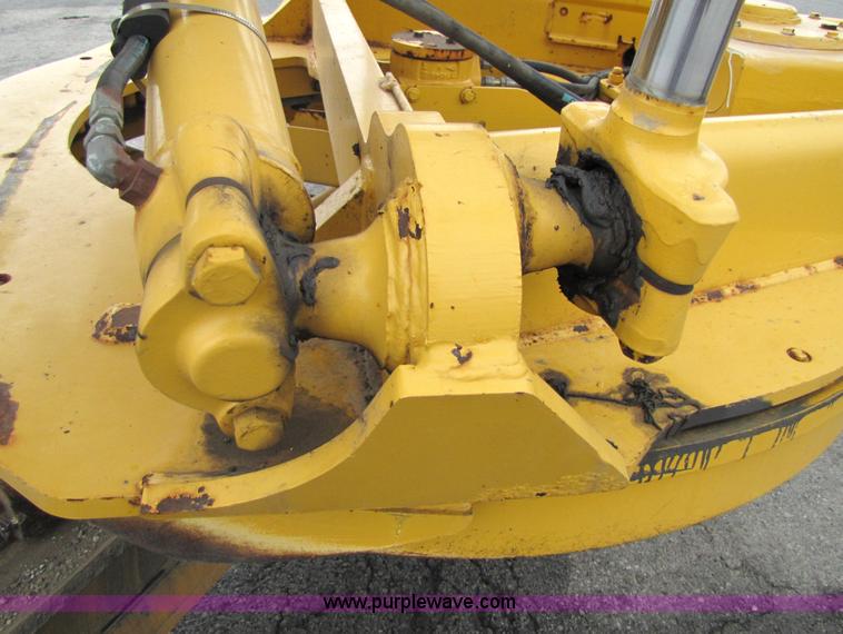 image for item 5230 1999 John Deere 772CH motor grader