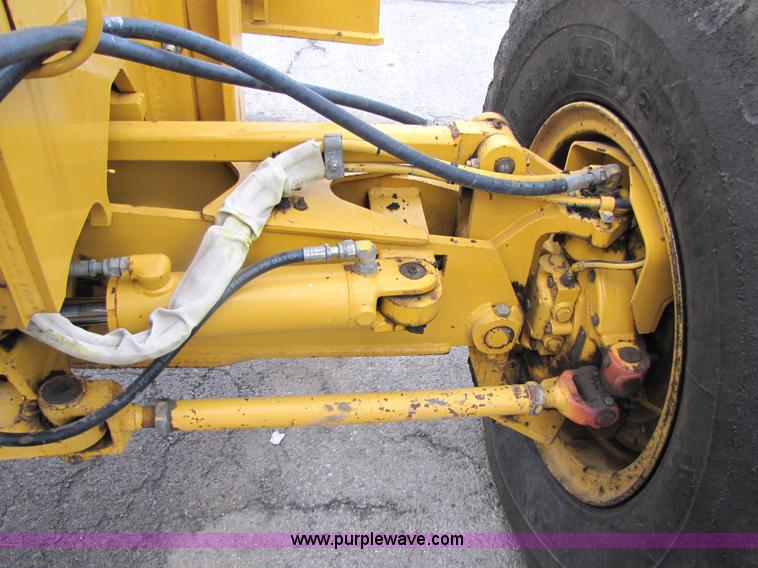 image for item 5230 1999 John Deere 772CH motor grader