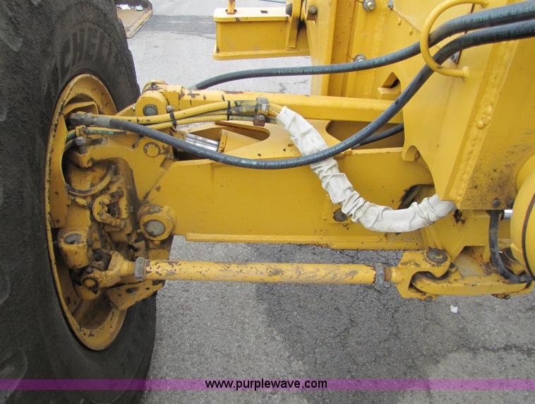 image for item 5230 1999 John Deere 772CH motor grader