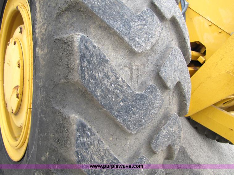 image for item 5230 1999 John Deere 772CH motor grader