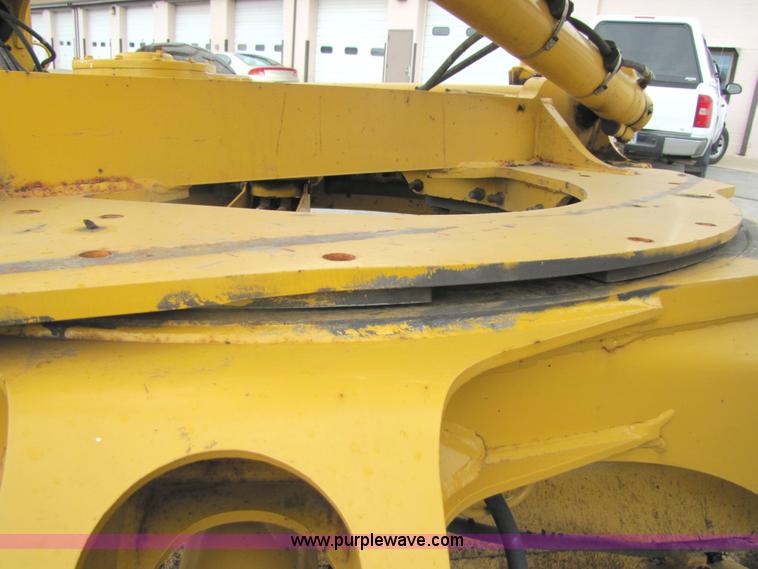 image for item 5230 1999 John Deere 772CH motor grader