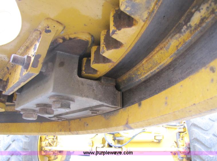 image for item 5230 1999 John Deere 772CH motor grader