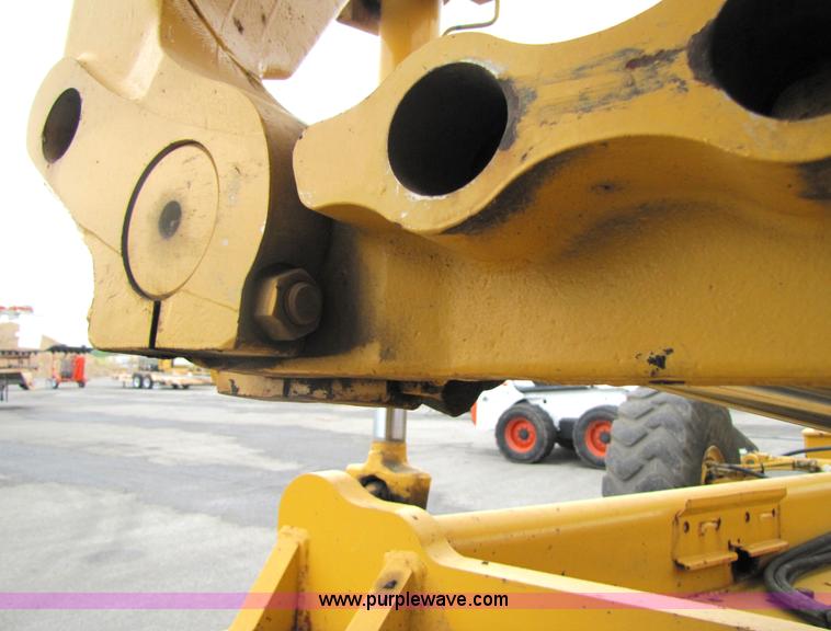 image for item 5230 1999 John Deere 772CH motor grader