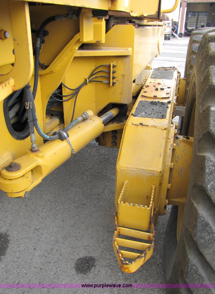 image for item 5230 1999 John Deere 772CH motor grader