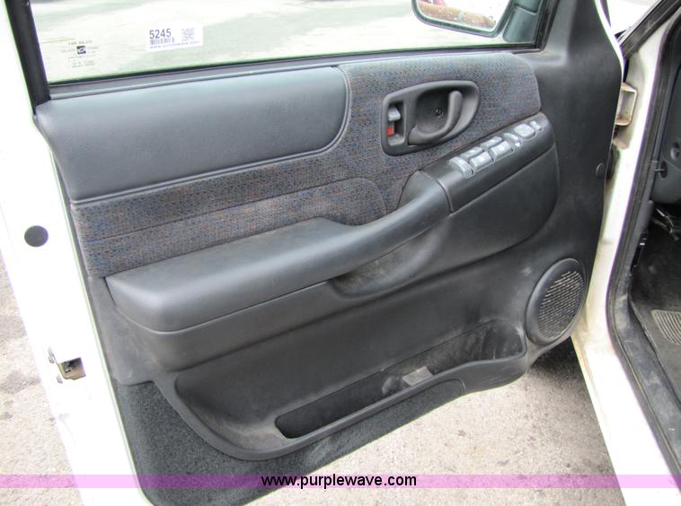 image for item 5245 2001 Chevrolet Blazer