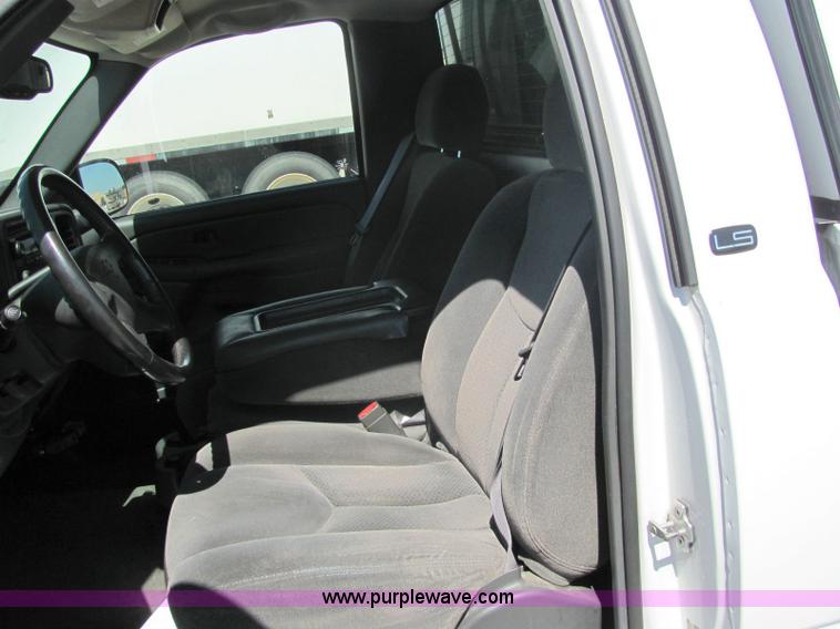 image for item 6275 2004 Chevrolet C1500 Silverado pickup truck