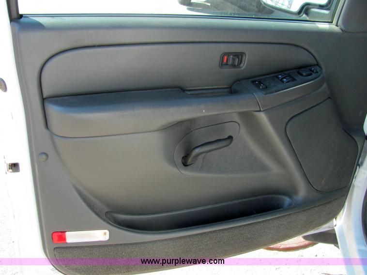 image for item 6275 2004 Chevrolet C1500 Silverado pickup truck