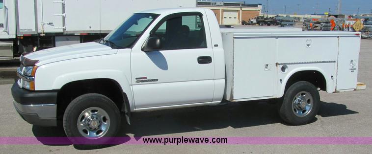 image for item 6280 2004 Chevrolet C2500HD Silverado pickup truck