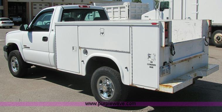 image for item 6280 2004 Chevrolet C2500HD Silverado pickup truck
