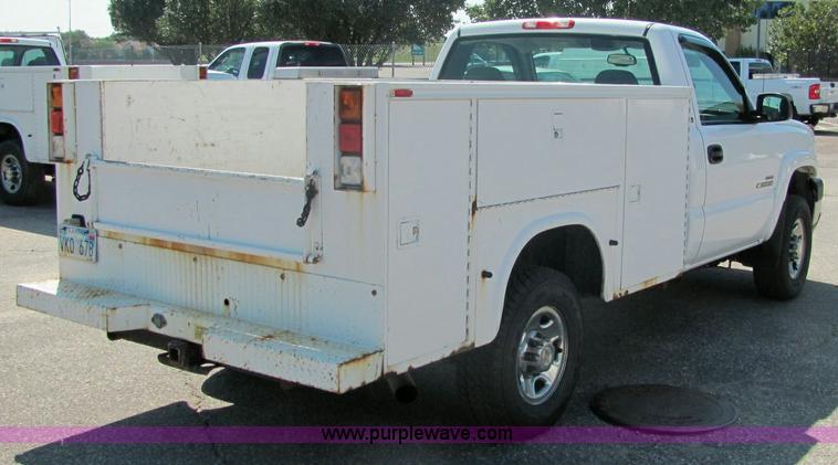 image for item 6280 2004 Chevrolet C2500HD Silverado pickup truck