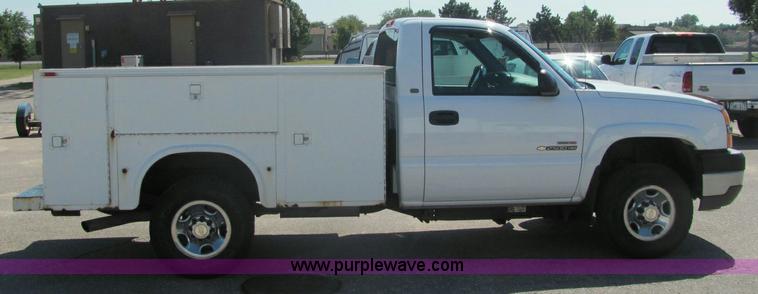 image for item 6280 2004 Chevrolet C2500HD Silverado pickup truck